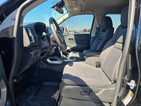 Used 2025 Nissan Frontier SV AWD/4WD image 18