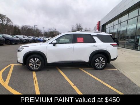 Certified 2025 Nissan Pathfinder SL image 3
