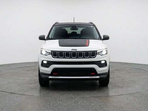 Used 2025 Jeep Compass Trailhawk AWD/4WD image 2