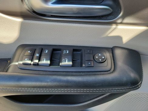 Used 2023 Chrysler Pacifica Touring-L FWD image 27