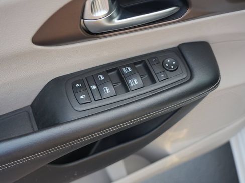 Used 2022 Chrysler Voyager LX FWD image 16