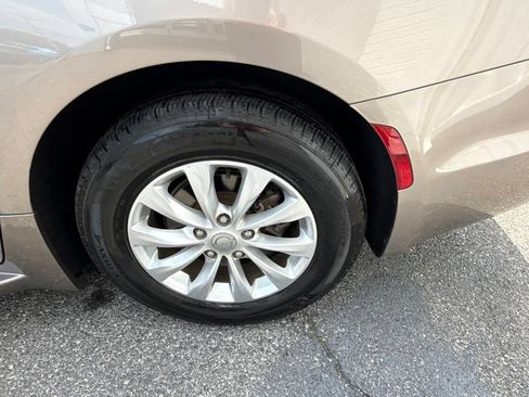 Used 2018 Chrysler Pacifica Touring-L Plus FWD image 6