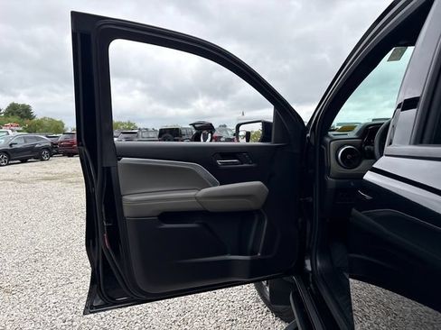 Used 2024 Chevrolet Colorado ZR2 AWD/4WD image 15