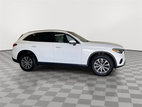 Used 2025 Mercedes-Benz GLC 300 4MATIC image 12