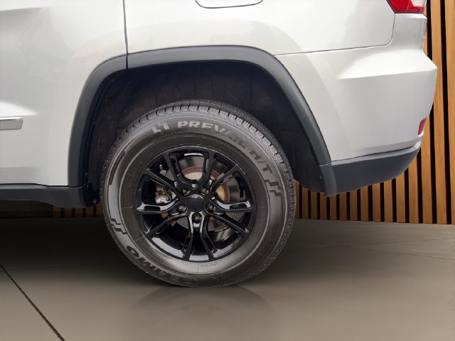 Used 2012 Jeep Grand Cherokee Laredo w/ Laredo E Group AWD/4WD image 8