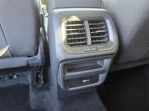 Used 2024 Volkswagen Taos SE image 10