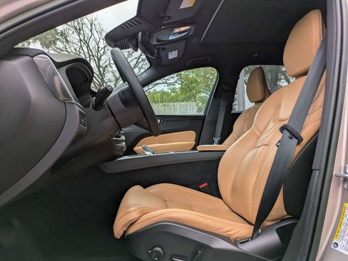 Used 2023 Volvo XC60 B5 Ultimate image 2