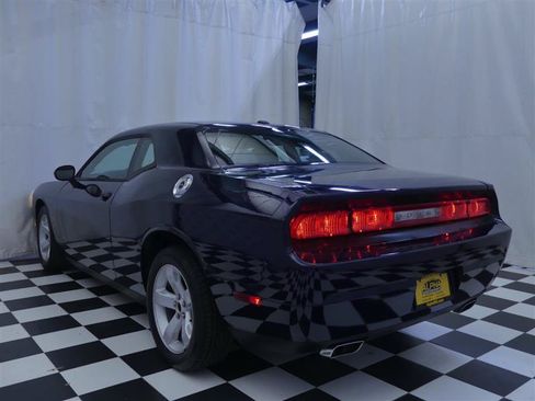 Used 2014 Dodge Challenger SXT RWD image 5