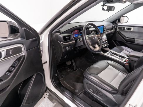Used 2022 Ford Explorer XLT w/ Equipment Group 202A RWD image 12