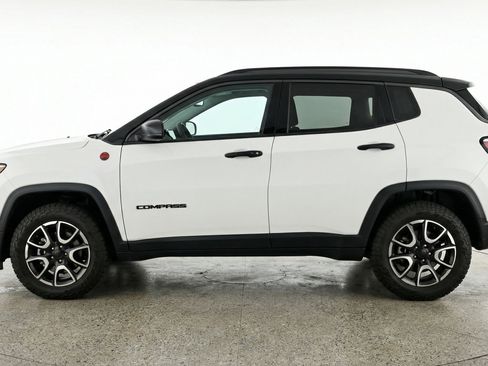 Used 2025 Jeep Compass Trailhawk image 5