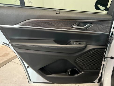 Used 2024 Jeep Grand Cherokee L Limited w/ Luxury Tech Group II image 18