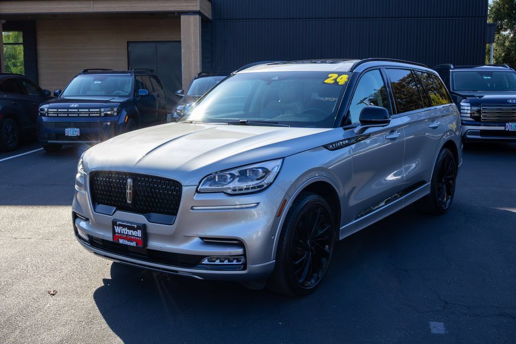 Used 2024 Lincoln Aviator Reserve w/ Equipment Group 201A AWD/4WD image 3