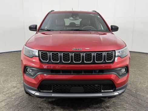 Used 2025 Jeep Compass Latitude w/ Altitude Special Edition AWD/4WD image 2