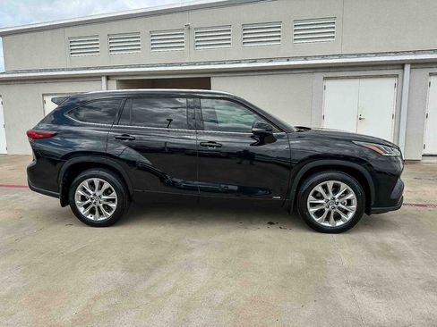 Used 2023 Toyota Highlander Limited image 2
