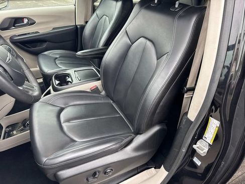 Used 2023 Chrysler Pacifica Touring-L FWD image 28