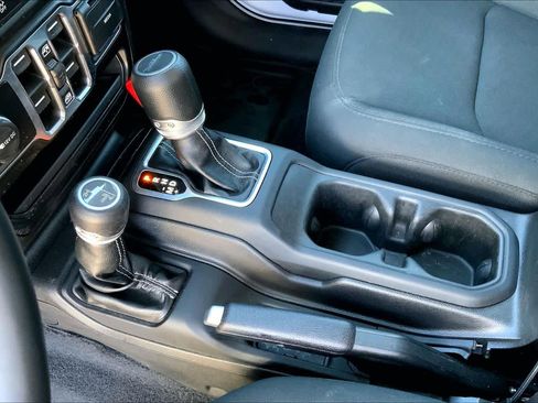 Used 2022 Jeep Gladiator Overland w/ Trailer Tow Package image 17