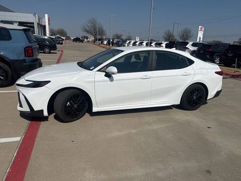 Used 2025 Toyota Camry SE image 7