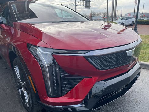 Used 2025 Cadillac Optiq Sport 2 image 4