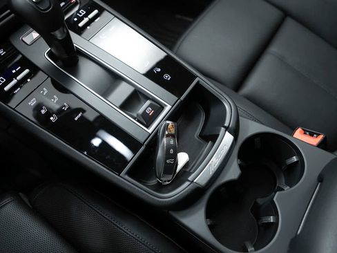 Certified 2026 Porsche Macan AWD/4WD image 30