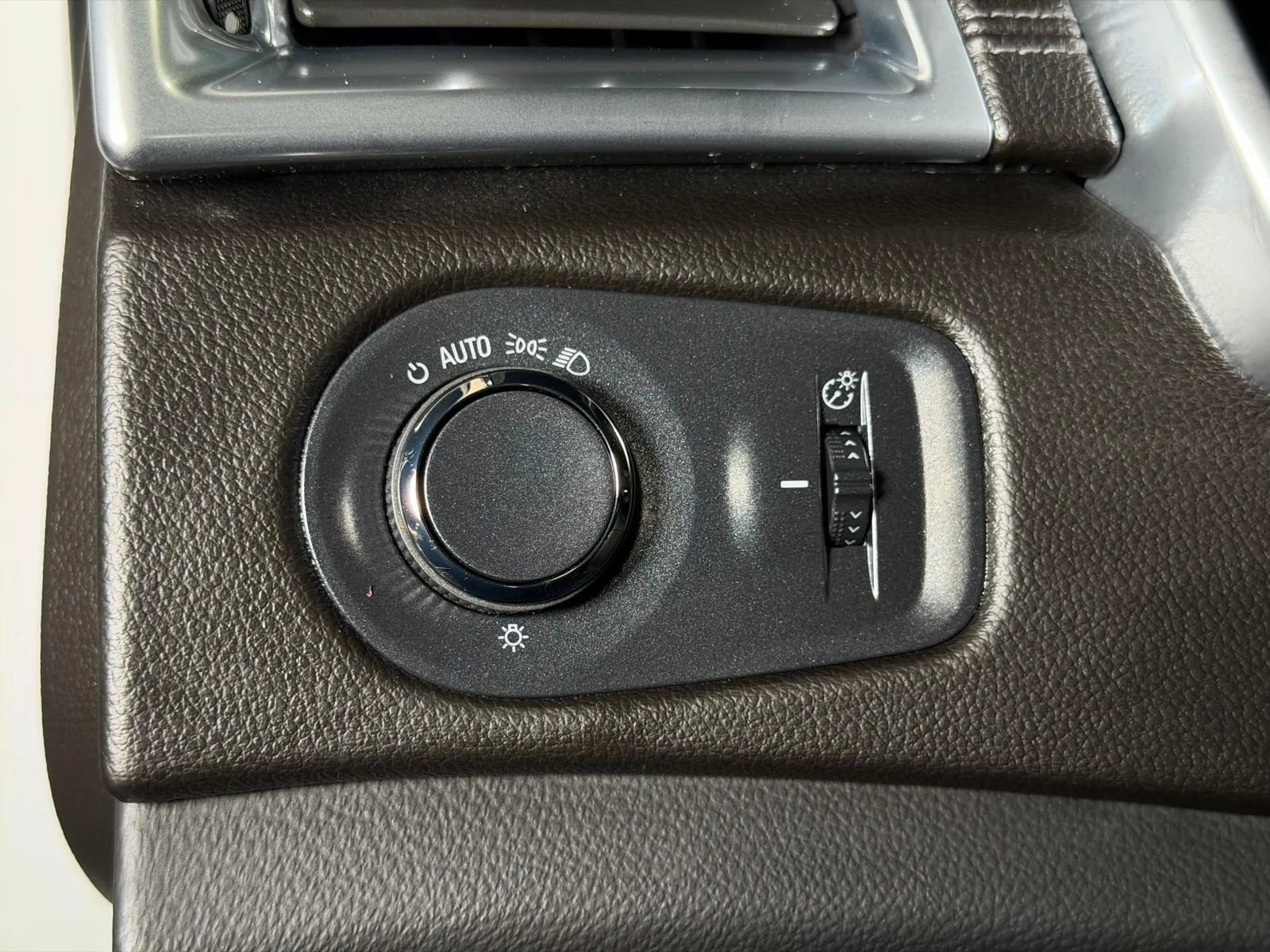 Used 2013 Cadillac SRX Luxury w/ Driver Awareness Package FWD image 31