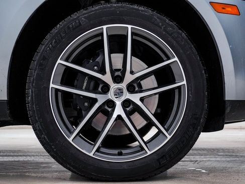 Certified 2025 Porsche Macan image 10