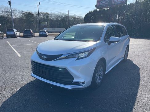 Used 2023 Toyota Sienna XLE image 3