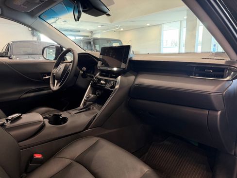 Used 2024 Toyota Venza LE image 7