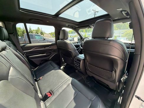 Used 2023 Jeep Grand Cherokee Overland AWD/4WD image 52
