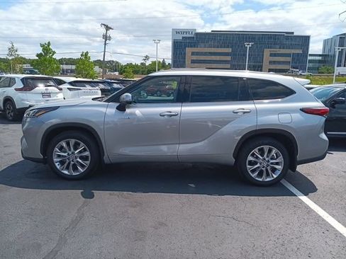 Used 2021 Toyota Highlander Limited AWD/4WD image 2