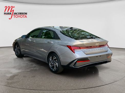 Used 2024 Hyundai Elantra SEL w/ Convenience Package FWD image 8