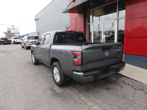 Used 2022 Nissan Frontier SV image 3