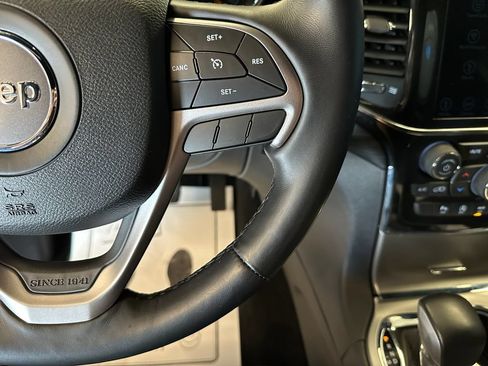 Used 2021 Jeep Grand Cherokee Laredo X AWD/4WD image 12