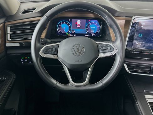 Used 2025 Volkswagen Atlas SE image 17