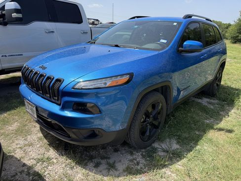 Used 2018 Jeep Cherokee Latitude w/ Altitude Package FWD image 1