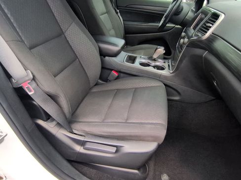 Certified 2020 Jeep Grand Cherokee Laredo w/ Security & Convenience Group AWD/4WD image 22