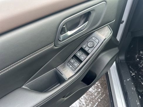 Used 2023 Nissan Rogue SV w/ SV Premium Package image 9