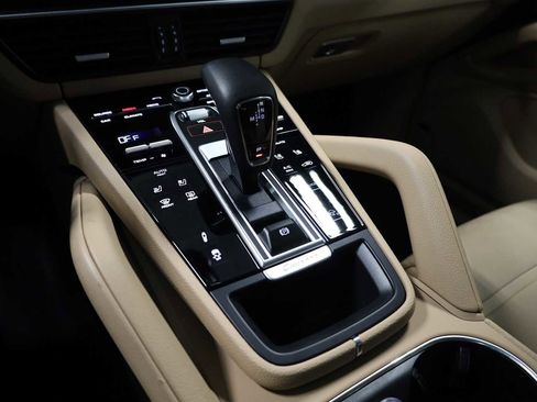 Certified 2023 Porsche Cayenne Platinum Edition image 29