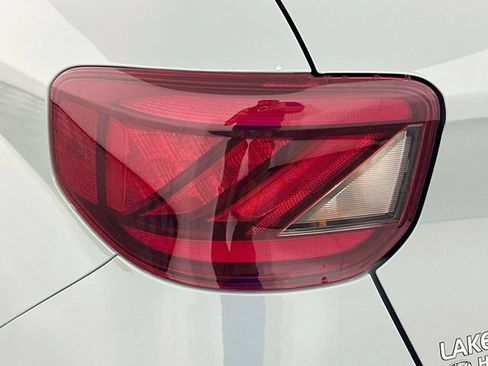 Used 2025 Hyundai Venue Limited FWD image 25