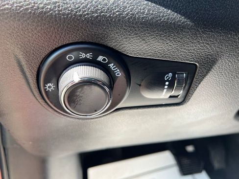 Used 2025 Jeep Compass Sport image 27