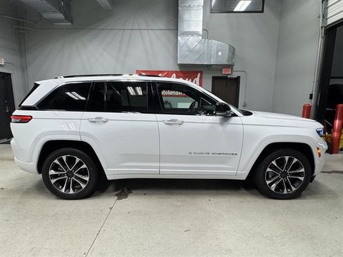 Used 2023 Jeep Grand Cherokee Overland w/ Advanced Protech Group III AWD/4WD image 9
