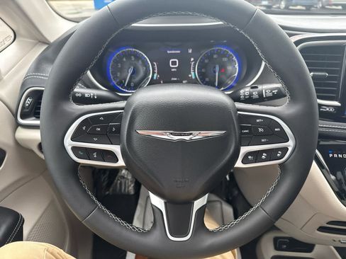Used 2023 Chrysler Pacifica Touring-L image 22