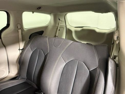Used 2018 Chrysler Pacifica L FWD image 35