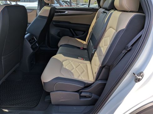 Used 2025 Volkswagen Atlas Cross Sport SE image 29