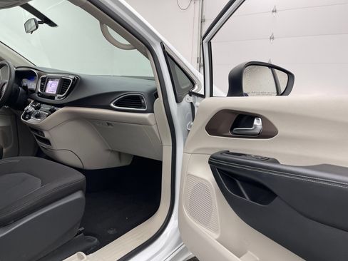 Used 2022 Chrysler Voyager LX FWD image 30