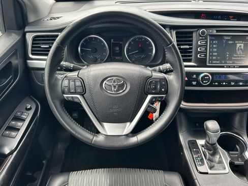 Certified 2019 Toyota Highlander Plus FWD image 14