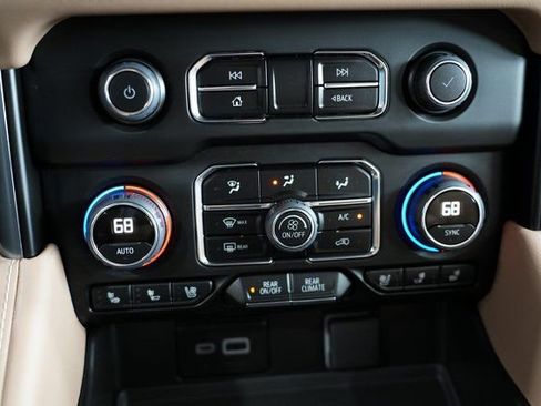 Used 2024 Chevrolet Suburban Premier image 29