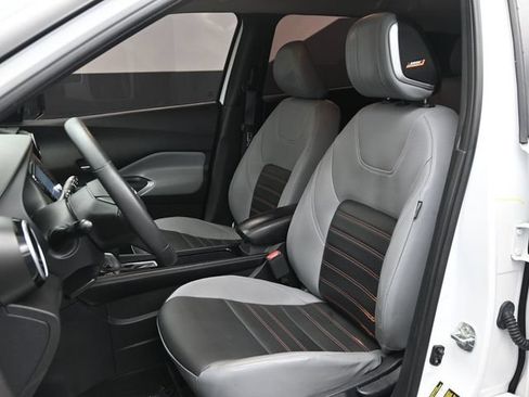 Used 2023 Nissan Kicks SR w/ SR Premium Package FWD image 11