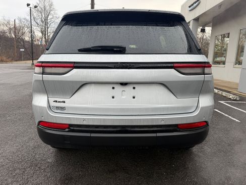 Certified 2023 Jeep Grand Cherokee Altitude AWD/4WD image 9