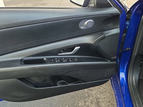 Used 2022 Hyundai Elantra SEL image 11