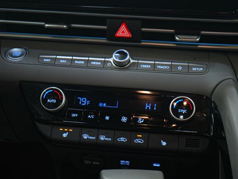 Used 2025 Hyundai Elantra SEL image 17